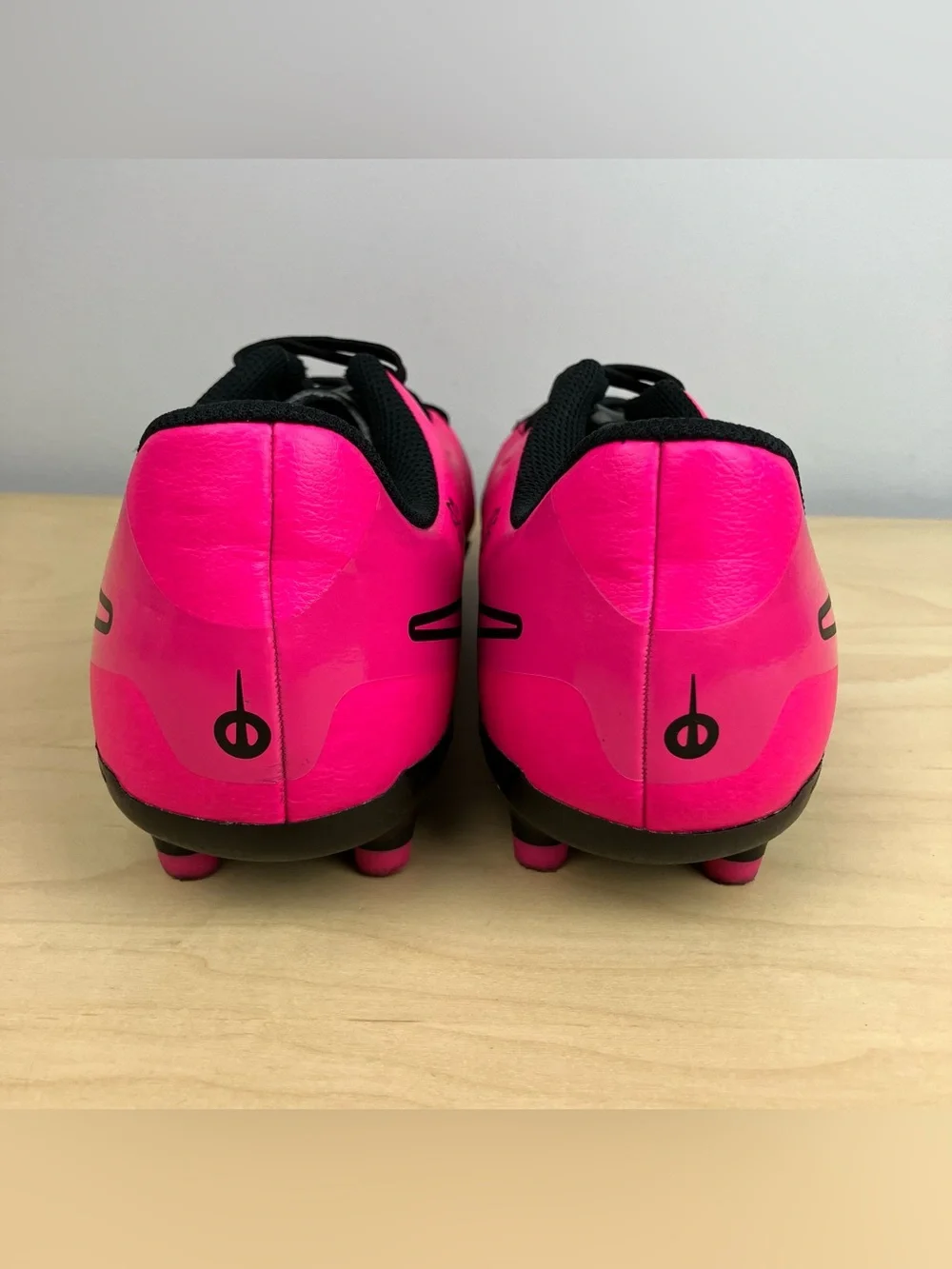 Nike Girls Kids Size 5.5Y Jr. Tiempo Legend Club FG/MG Pink Black Soccer Cleats.